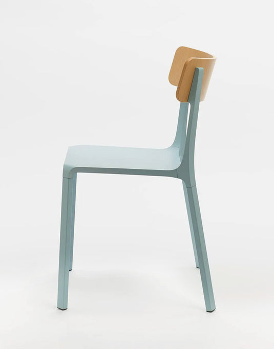 Modern ruelle chair